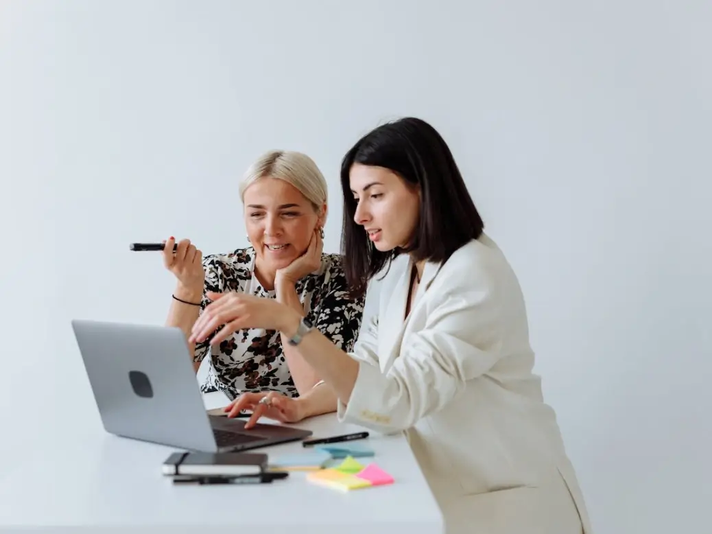 Women entrepreneur discussing funding strategies with investors in 2025